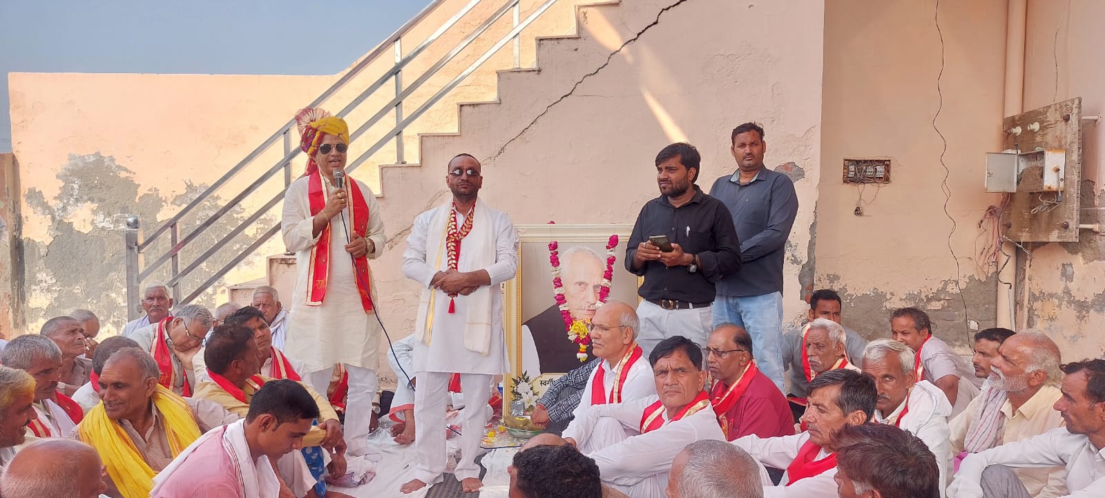 गोवर्धन: सपा नेता गोल्डी भैया के पिता की पगड़ी रस्म में उमड़ा जनसैलाब, दिग्गज हस्तियों ने दी श्रद्धांजलि